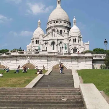 In The Center Of Montmartre Apartment